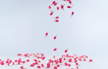 Pembe-Beyaz kapsül pill tarih seçici odak beyaz tabloya düşmek. Antibiyotik ilaç ile makul kullanın. Antibiyotik ilaç direnci. İlaç endüstrisi. Antimikrobiyal ilaç pazarı. 