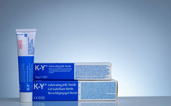 CHONBURI, TAILANDIA-11 DE NOVIEMBRE DE 2018: K-Y Lubricating Jelly Sterile. Lubricación vaginal. Lubricante personal soluble en agua utilizado como lubricante para la intercausa sexual y la masturbación. Lubricante quirúrgico . — Foto de Stock