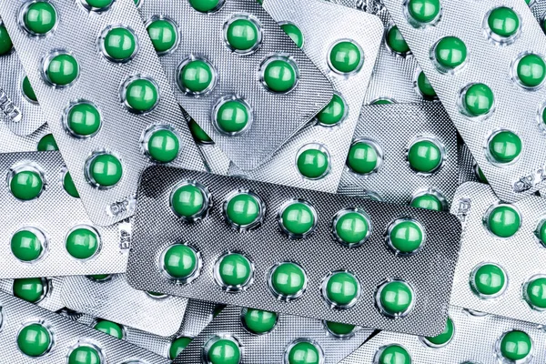 Primo piano mucchio di rotondo pillola di zucchero verde rivestito in blister. Combinare pillola per alleviare la tosse. Prodotto farmaceutico. Industria farmaceutica. Esperienza in farmacia. Medicina per tosse secca . — Foto Stock