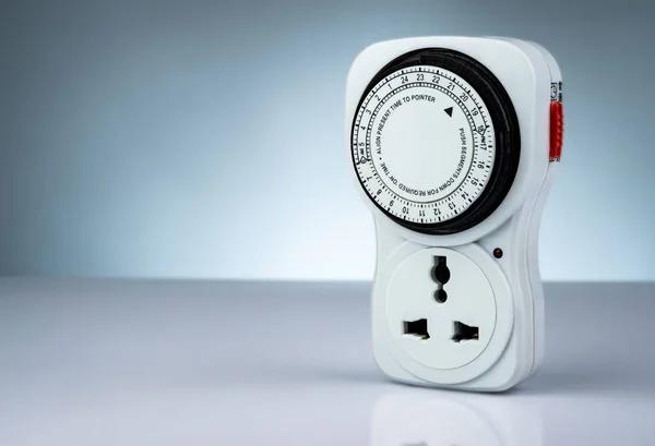 Plug-in timer meccanico 24 ore. Attrezzi per la casa. Set presa timer plug-in isolato su sfondo bianco. Timer di uscita meccanico. Fornitura di sicurezza domestica. Strumenti domestici intelligenti. Interruttore timer meccanico . — Foto Stock