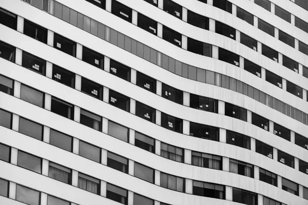 Bürohochhaus in der Stadt. Unternehmenszentrale der Organisation. Immobilien und Unternehmensbau. Geschossiges Wohnhaus. Außenarchitektur aus Beton und Glas. — Stockfoto