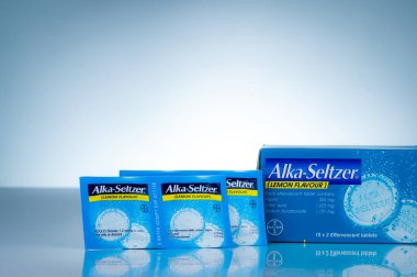 Chonburi, Tayland-Ekim 27, 2018: Alka-Seltzer'ı olan limon lezzet. Aspirin efervesan Tablet ve sodyum bikarbonat. Bayer ürün degrade arka plan üzerinde. İlaç endüstrisi. Ağrı kesici. NSAİİ.