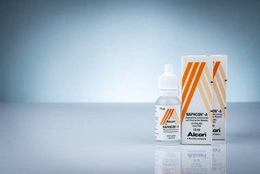 Chonburi, Tayland-Ekim 27, 2018: Naphcon-A steril oftalmik çözüm. Steril göz damlası. Naphazoline ve pheniramine. Göz damla şişe ve ambalaj. İlaç ürün.