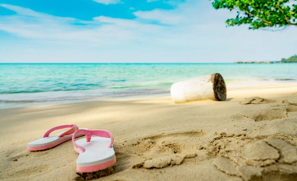 Rosa och vita sandaler på sandstrand. Avslappnad stil flip-flop var bort på seaside. Sommarlov på tropical beach. Kul semesterresor på sandstrand. Sommartid. Sommar vibbar. Avkopplande stund. — Stockfoto