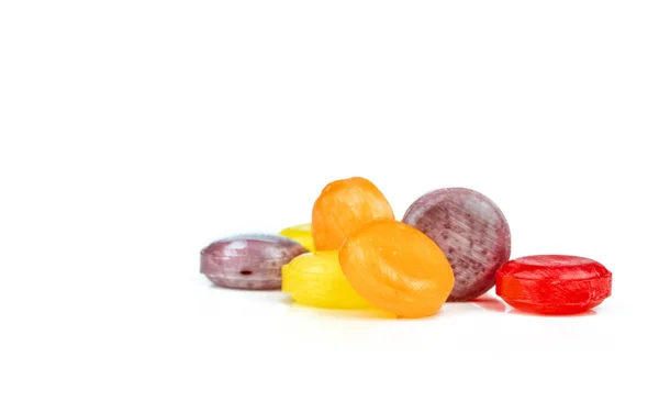 Medizinische Lutschtabletten gegen Husten, Hals- und Rachenschmerzen isoliert auf weißem Hintergrund. Bunt wie Hustensaft. otc Produkte in der Apotheke. orange, rot, lila und gelbe Rauten. — Stockfoto