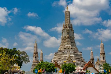 Wat Arun Ratchawararam güzel mavi gökyüzü ve beyaz bulutlar. Wat Arun Budist Tapınağı Bangkok, Tayland için dönüm noktası olduğunu. Cazibe sanat ve antik mimari Bangkok, Tayland. 