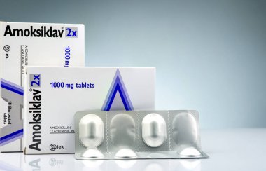 Chonburi, Tayland-Ekim 14, 2018: Amoksiklav 2 x 1000 mg film kaplı tablet. Amoksisilin ve clavulanik asit. Antibiyotikler pills degrade arka plan üzerinde. Beyaz Gümüş Vakumlu ambalaj içinde tablet.