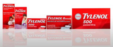 Chonburi, Tayland-27 Ekim 2018 : Tylenol kapletler ve degrade arka planda kırmızı ambalajlı oral süspansiyon. Yetişkin ve çocuklar için rahatlama ağrısı, ateş, kas ağrıları ve baş ağrısı için ilaç.