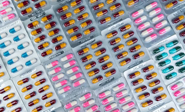 Vista dall'alto di colorate pillole di capsule antibiotiche in blister. Resistenza agli antibiotici. Industria farmaceutica. Sfondo farmacia farmacia. Assistenza sanitaria globale. Capsula antimicrobica . — Foto Stock