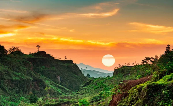 Beau paysage naturel de chaîne de montagnes avec ciel couchant et nuages. Vallée de montagne en Thaïlande. Paysage de la couche de montagne au crépuscule. Forêt tropicale. Contexte naturel. Ciel orange et doré . — Photo