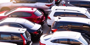 Tatilde alışveriş merkezinin beton otoparkına park edilmiş araba. Alışveriş merkezinin otopark alanının havadan görünümü. Otomotiv endüstrisi. Otomobil park yeri. Küresel otomobil pazarı konsepti.