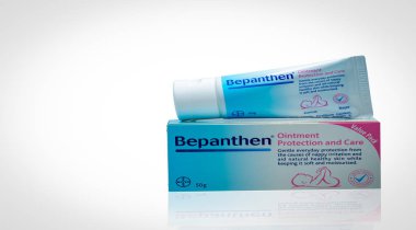 Chonburi, Tayland-6 Ekim 2018 : Bepanthen merhem koruma ve bakım. Dexpanthenol Provitamin B5 bebek bezi tahrişine karşı cildi koruma ve bebeğinizin hassas cildine bakım. Bayer Ürünü 