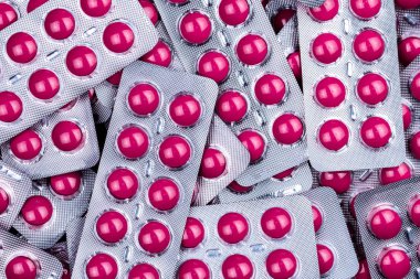 Vakumlu Ambalaj yuvarlak pembe tablet hap yığını. İlaç endüstrisi. Eczane ürünleri. Reçeteli ilaç. Ağrı kesici ilaç. İbuprofen tedavi baş ağrısı, yüksek ateş, migren için. NSAİİ uyuşturucu