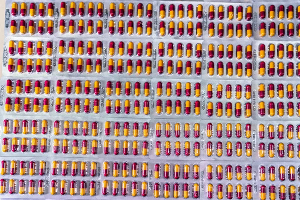 医薬品製造工場の生産ラインでブリスターパックに入った抗生物質カプセル剤。製薬業界と薬学の概念。抗生物質耐性。錠剤包装. — ストック写真