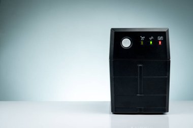 Kesintisiz güç kaynağı. Yedek Güç Ups pil masada izole ile. Güvenlik için ofiste bilgisayar sistemi için Pc. Ekipman için Ups. Evden veri merkezine güç koruma çözümleri.