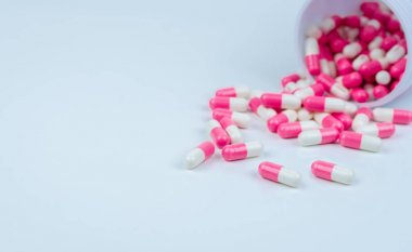 Pembe-Beyaz kapsül hap ilaç şişeden yayıldı. Antipsikotik ilaç. Kapsül ilaç tedavisi depresyon için. Anti-anksiyete ilaç. Küresel sağlık. Eczane arka plan. İlaç endüstrisi.