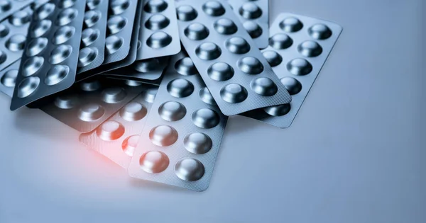 Pile di compresse in blister per proteggere il medicinale dalla luce. Confezione in blister di alluminio argento. Industria farmaceutica. Prodotti farmaceutici. Ritiro e ritiro della droga dal concetto di mercato — Foto Stock