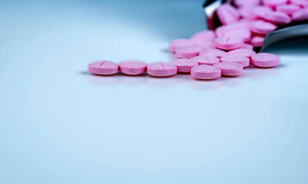 Pastillas de color rosa pastillas sobre fondo borroso de la bandeja de la droga. Industria farmacéutica. Productos farmacéuticos. Vitaminas y suplementos. Uso de medicamentos en el hospital o farmacia. Mercado minorista mundial de drogas . — Foto de Stock