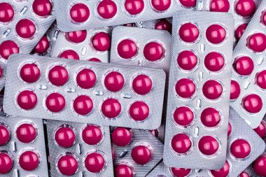 Blister paketi pembe tablet hap. Tedavi migren baş ağrısı ve yüksek ateş için ağrı kesici ilaç. Non-steroid Anti-inflamatuar ilaçlar (Nsaids). Ibuprofen tablet hapı. Farmasötik ürünler.