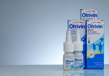Chonburi, Tayland-Kasım 11, 2018: Otrivin burun ölçülü doz sprey. Xylometazoline için burun hızlı olan tüm ağlarda kaldırır ve 12 saat sürer. Degrade arka plan üzerinde uyuşturucu şişe kapsayıcısında burun spreyi.