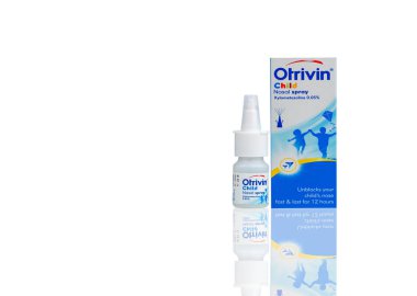 Chonburi, Tayland-Kasım 11, 2018 : Otrivin burun ölçülü doz spreyi. Ksilometazoline bloklar için burun hızlı ve 12 saat sürer. Beyaz arka plan üzerinde izole ilaç şişesi konteyner burun spreyi