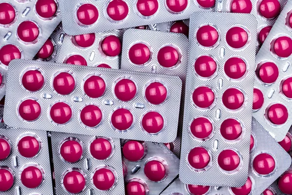 Blister paketi pembe tablet hap. Tedavi migren baş ağrısı ve yüksek ateş için ağrı kesici ilaç. Non-steroid Anti-inflamatuar ilaçlar (Nsaids). Ibuprofen tablet hapı. Farmasötik ürünler. — Stok fotoğraf