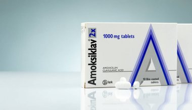 Chonburi, Tayland-Ekim 14, 2018 : Amoksiklav 2x 1000 mg film kaplı tablet. Amoksisilin ve klavulanik asit. Degrade arka planda antibiyotik hapları. Beyaz antibiyotik tabletleri. Eczacılık.