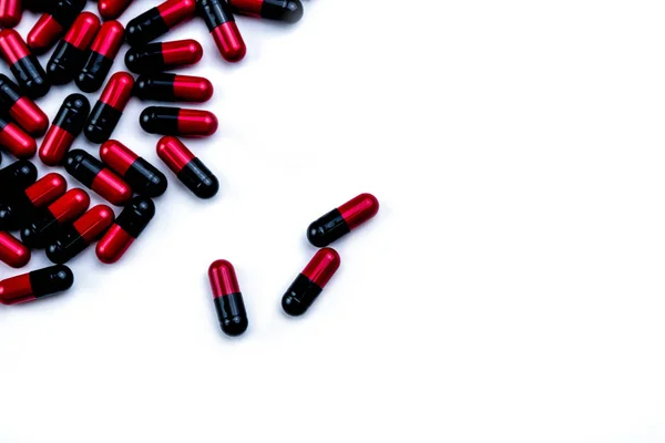 Capsule rosso-nere isolate su sfondo bianco con spazio per il testo. Concetto farmaceutico. Industria farmaceutica. Farmacologia e tossicologia. Prodotto farmaceutico. Uso di droghe in ospedale . — Foto Stock