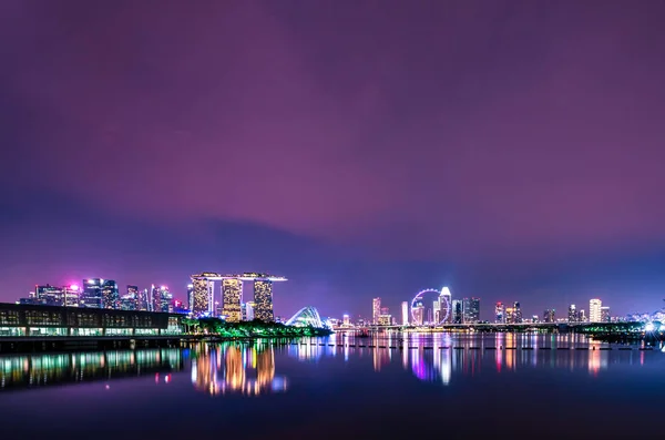 Singapore-18 mei 2019: Cityscape Singapore moderne en financiële stad in Azië. Marina Bay Landmark van Singapore. Nacht landschap van Business Building en Hotel. Panoramisch uitzicht op Marina Bay in de schemering. — Stockfoto