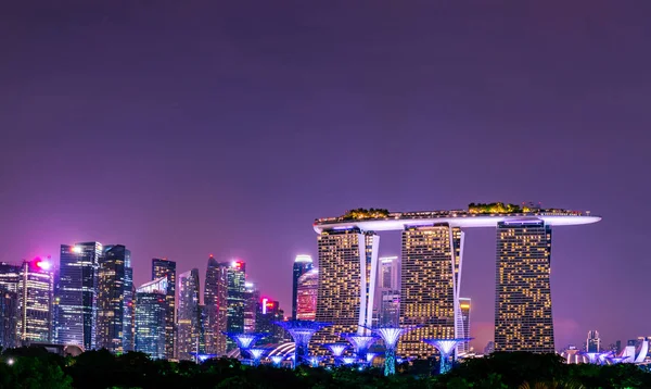 Singapore-maj 18, 2019: stadsbild Singapore modern och finansiell stad i Asien. Marina Bay landmärke i Singapore. Nattlandskap av affärsbyggnad och hotell. Panorama utsikt över Marina Bay i skymningen. — Stockfoto