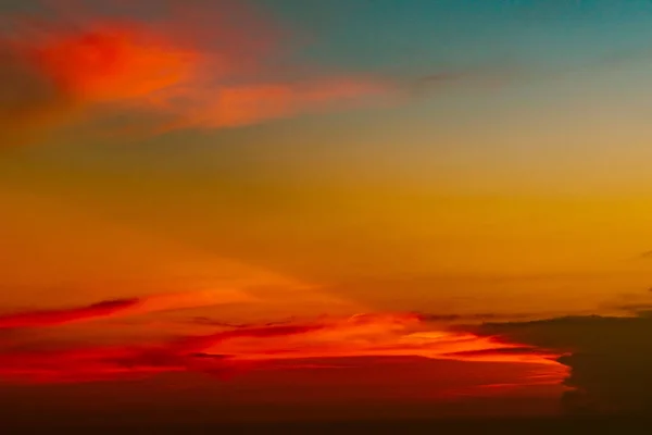 Dramático cielo rojo y naranja y nubes fondo abstracto. Nubes rojo-anaranjadas en el cielo atardecer. Fondo de clima cálido. Imagen artística del cielo al atardecer. Fondo abstracto atardecer. Concepto de anochecer y amanecer —  Fotos de Stock