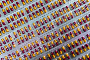 Blister ambalajında antibiyotik kapsül hapları. İlaç endüstrisi ve eczacılık kavramı. Antibiyotik ilaç direnci. Hap ambalajı. Tedavi solunum yolu enfeksiyonu için Amoksisilin kapsül hapları.