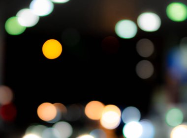 Bulanık mavi, turuncu, yeşil, kırmızı ve beyaz bokeh soyut arka plan. Bulanıklık bokeh karanlık arka plan üzerinde. Gece şehir ışığı. Noel veya Xmas arka plan. Güzel desenli sokak ışığı efekti