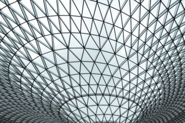 Üçgen desen yapısıile cam ve çelik bina. Fütüristik mimari. Neo-fütürizm mimari tarzı. Beyaz üçgen geometrik kubbe dokusu. Modern yapının yaratıcı sanat tasarımı.  