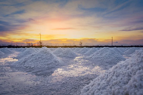 Granja de sal en la mañana con el cielo del amanecer. Sal marina orgánica. Evaporación y cristalización del agua de mar. Materia prima de sal industrial. Cloruro de sodio. Sistema de evaporación solar. Sal de yodo . — Foto de Stock