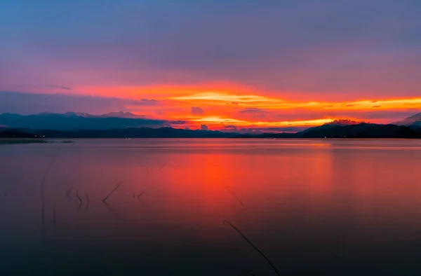 Coucher de soleil rouge et orange sur la montagne et le lac. Beau ciel nocturne. Majestueux coucher de soleil. Contexte naturel . — Photo