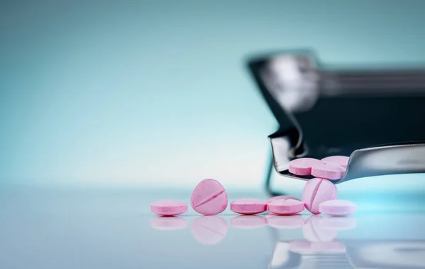 Pastillas de color rosa en bandeja de acero inoxidable. Industria farmacéutica. Vitaminas neurotrópicas. Uso de medicamentos en el hospital o farmacia. Mercado minorista de drogas. Medicina para neuropatías periféricas . — Foto de Stock