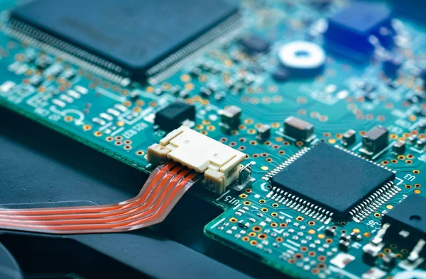 Papan sirkuit elektronik. Mainboard komputer. Komputer integrasi papan sirkuit. Rincian papan sirkuit elektronik. Memori perangkat keras informasi digital. Teknologi rekayasa elektronik . — Stok Foto