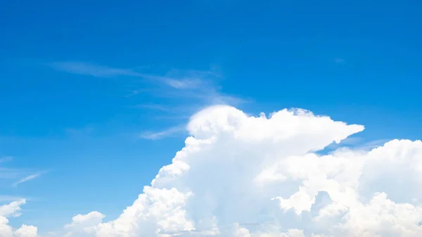 Beautiful blue sky and white cumulus clouds abstract background. Cloudscape background.  Blue sky and fluffy white clouds on sunny day. Nature weather. Bright day sky for happy day background. — Stock Photo, Image
