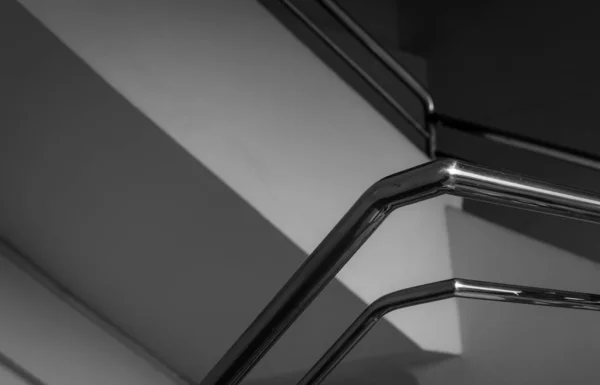 Barandilla moderna de acero inoxidable en casa o apartamento. Escalera de hormigón con pasamanos de escalera de acero inoxidable en casa. Edificio de cemento interior abstracto. Escena en blanco y negro de barandilla de acero inoxidable . — Foto de Stock