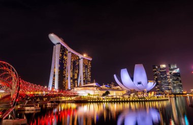 Singapur-19 Mayıs 2019 : Cityscape Singapur Asya'da modern ve finansal şehir. Singapur Marina defne dönüm noktası. İş binası ve otel gece manzara. Gün batımında Marina koyu panorama görünümü.