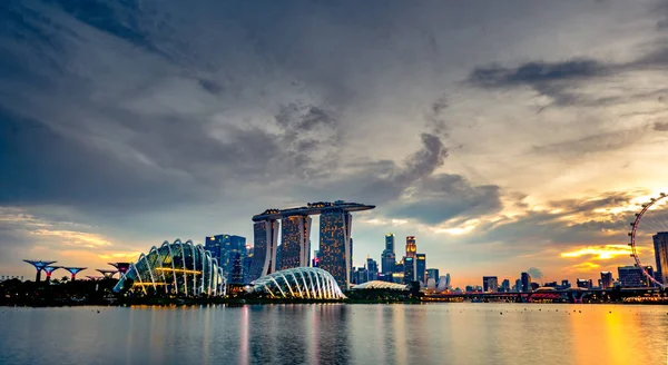 SINGAPUR-MAYO 19, 2019: Ciudad moderna y financiera de Singapur en Asia. Puerto deportivo de Singapur. Paisaje nocturno de edificio de negocios y hotel. Vista panorámica de la bahía de Marina al atardecer . — Foto de Stock