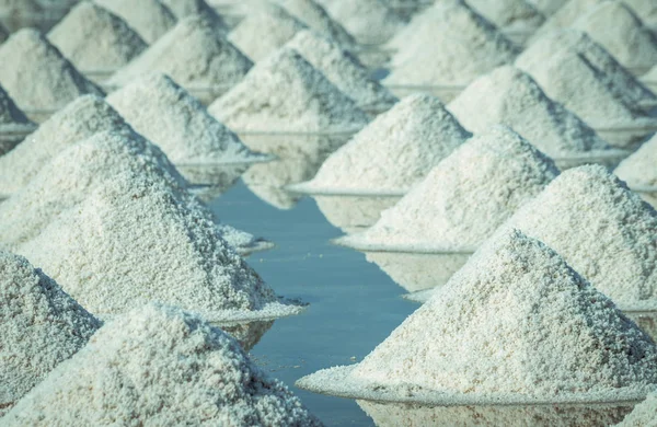 Granja de sal marina en Tailandia. Sal marina orgánica. Evaporación y cristalización del agua de mar. Materia prima de sal industrial. Cloruro de sodio. Sistema de evaporación solar. Fuente de yodo. Montón de sal de primer plano —  Fotos de Stock