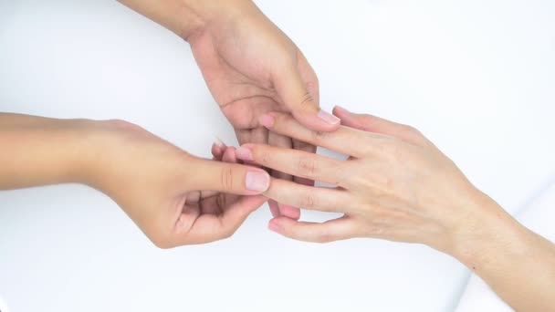 Nagel Massage Med Vårdande Primer Olja Hand Och Nagelbehandling För — Stockvideo