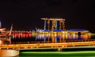 Asya'da Cityscape Singapur modern ve finansal şehir. Singapur Marina defne dönüm noktası. İş binası ve otel gece manzara. Geceleri Marina körfezinin güzel ışığı. Riverfront otel.