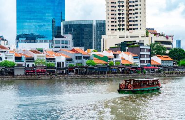 Bangkok, Tayland-19 Mayıs 2019 : Tekneile sahil binasını ve kültürünü izlemeye turist seyahati. Tur paketi arka plan. Bangkok, Tayland'da yelkenli tekne. Günübirlik gezi yerel gezi. 