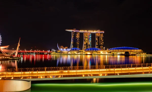 Cityscape Singapur nowoczesne i finansowe miasto w Azji. Punkt orientacyjny zatoki Marina w Singapurze. Nocny krajobraz budynku biznesowego i hotelu. Piękne światło zatoki Marina w nocy. Hotel w mieście Riverfront. — Zdjęcie stockowe