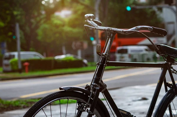 Bicycle parked near street for rent. Bike tour in Singapore city. Eco-friendly transport and healthy lifestyle concept. Outdoor activity. Bicycle for rent by mobile application parked by the road. — Stock Photo, Image