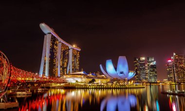 Singapur-19 Mayıs 2019 : Cityscape Singapur Asya'da modern ve finansal şehir. Singapur Marina defne dönüm noktası. İş binası ve otel gece manzara. Gün batımında Marina koyu panorama görünümü.