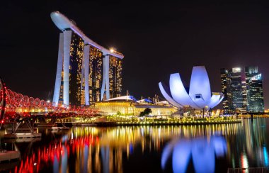 Singapur-19 Mayıs 2019 : Cityscape Singapur Asya'da modern ve finansal şehir. Singapur Marina defne dönüm noktası. İş binası ve otel gece manzara. Gün batımında Marina koyu panorama görünümü.